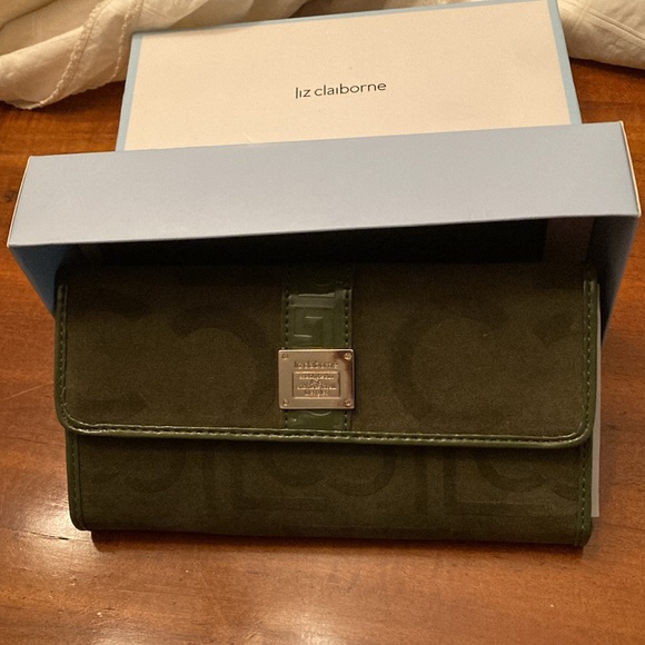 Liz Claiborne Brand New never used wallet Liz Claiborne with box and tag - Picture 2 of 5